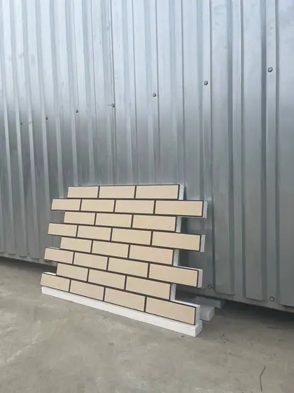 Панель в похожем оттенке